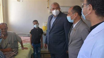 محافظ الوادي الجديد يزور مستشفى الخارجة لتهنئة المرضى بعيد الفطر