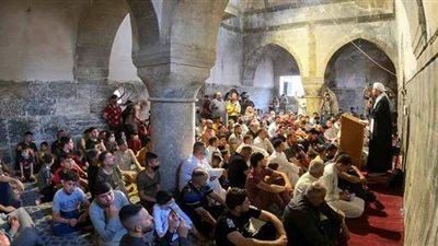 يعود للعصر الأموي.. العراقيون يصلون العيد بأقدم مسجد في الموصل |صور