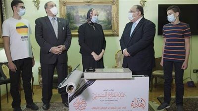 رؤساء الجامعات يسلمون هدية 