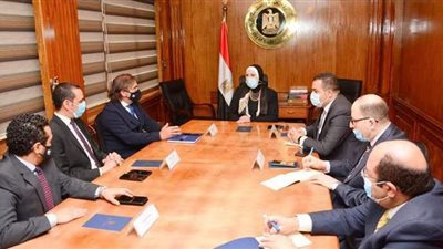 وزيرة التجارة تبحث مع وفد 