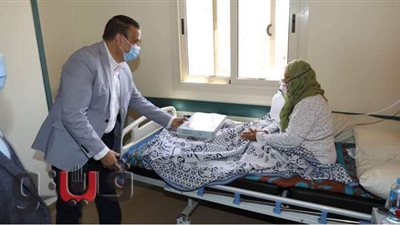محافظ المنوفية يقدم كحك العيد لمصابي كورونا والأطقم الطبية بمستشفى الباجور
