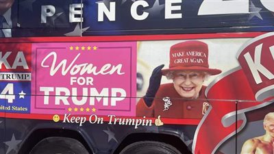 الملكة إليزابيث بقبعة ترامب.. حكاية صورة أثارت غضب بريطانيا