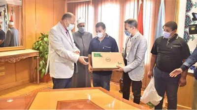 محافظ أسيوط يسلم «لاب توب» لشاب كفيف لمساعدته في عمله |فيديو