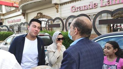 رئيس مناخ بورسعيد يوزع كعك العيد والحلوى على المواطنين |فيديو