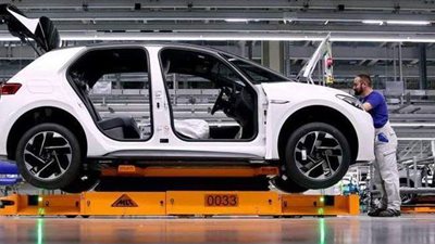 التوسع في صناعة السيارات الكهربائية يهدد مصير آلاف العمال في ألمانيا