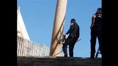 جبروت الاحتلال.. قوات إسرائيلية تزيل علمي فلسطين والأردن من باحات الأقصى| فيديو