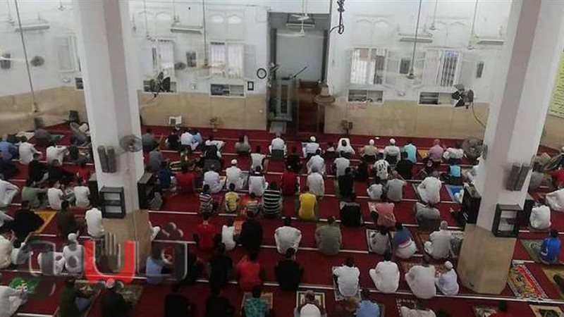 توافد المصلين على