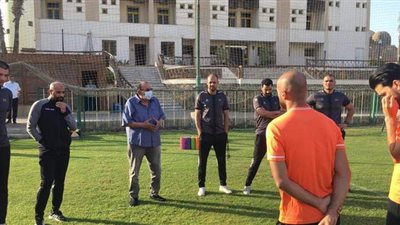 المشرف على الكرة بالمقاولون يجتمع باللاعبين قبل لقاء البنك الأهلي