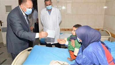 محافظ أسيوط يقدم الهدايا للمرضى في المستشفيات احتفالا بعيد الفطر | فيديو