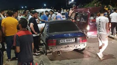 السرعة الجنونية تتسبب في إصابة شخص وتضرر 3 سيارات ببنها | صور