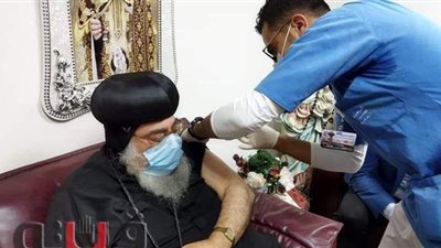 اسقف الإسماعيلية يتلقى لقاح فيروس كورونا | صور