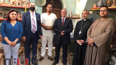 الأنبا عمانوئيل يزور مصنع الخزف بجراجوس l صور