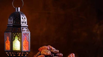 ما حكم من بدأ الصيام في بلد وسافر إلى بلد اختلف العيد فيه