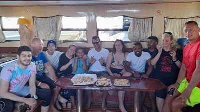 لنش سياحى يوزع كحك العيد على سائحيه خلال رحلة بحرية بالغردقة