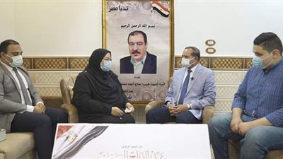 رئيس جامعة سوهاج يسلم هدية السيسي لأسر شهداء الاطقم الطبية