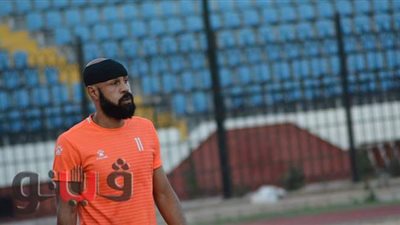 فتح الله يظهر بقناع للرأس قبل مباراة المحلة والمصري| صور