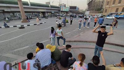 فسحة العيد.. الأرصفة وميادين وسط القاهرة بديل الحدائق والمتنزهات| صور
