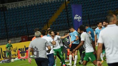 اشتباكات بين لاعبي المحلة والمصري عقب المباراة | صور