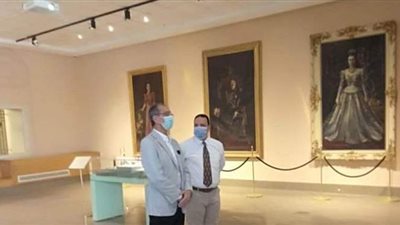 وزير الاتصالات وأسرته يزورون متحف المركبات الملكية | صور