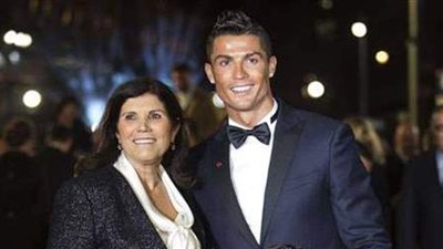 رغم رفضه.. والدة رونالدو تتدخل بقوة لانتقاله لهذا النادي