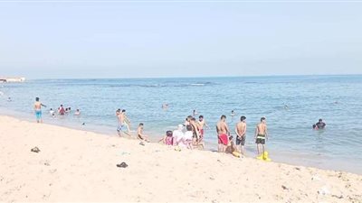 تجمع الصبية بشاطئ أبو قير بالإسكندرية رغم قرارات الغلق