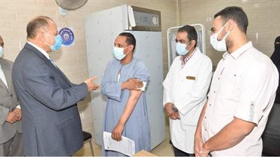 انتظام العمل بمراكز تطعيم المواطنين بلقاح كورونا خلال العيد في أسيوط| صور