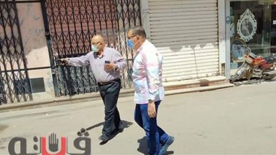 المحافظ يفاجئ مركز فاقوس ويتفقد المدينة سيرًا على الأقدام