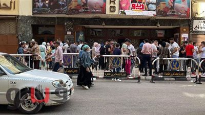 إقبال كثيف على سينمات وسط البلد وانتشار أمني بشوارع القاهرة | صور