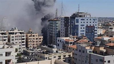 جيش الاحتلال يقصف مقر قناة الجزيرة القطرية في غزة | فيديو