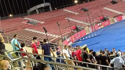 مسئولو الكاف يعترضون على حضور مباراة صن داونز