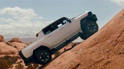 كيف تتعامل سيارات هامر EV مع التضاريس الوعرة؟