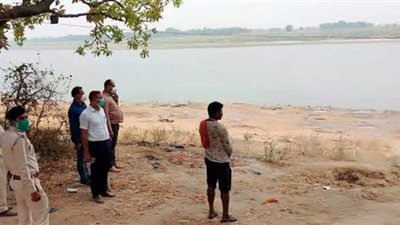 الهند: إلقاء جثث ضحايا كورونا في الأنهار