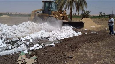 إزالة 7 حالات تعد على أراضي زراعية ومخالفات بناء بأسيوط | صور