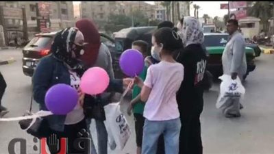 بمناسبة العيد.. شباب المنوفية يوزعون البلالين والحلوى على الأطفال
