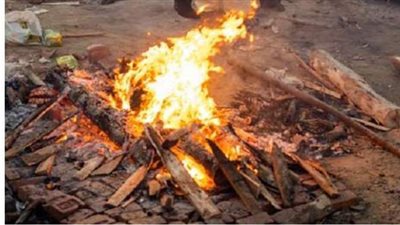 طرق التعامل مع جثث ضحايا كورونا في الهند.. الحرق الطريقة السائدة.. وثيقة تكشف اكتظاظ الأنهار بالجثث.. والكلاب تتغذى على القبور الموازية للأرض