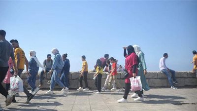 رغم كورونا.. زحام للمواطنين بكورنيش الإسكندرية وانتشار الباعة الجائلين