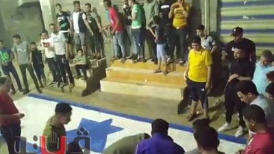 تضامنا مع فلسطين.. رسم وحرق علم إسرائيل على أرض ميت الكرما في الدقهلية