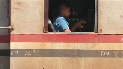 السكك الحديدية تفتح تحقيقا في واقعة استقلال طفل كابينة قيادة قطار المحلة