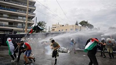 قنابل الغاز وخراطيم المياه ضد متظاهرين متضامنين مع الفلسطينيين في أثينا