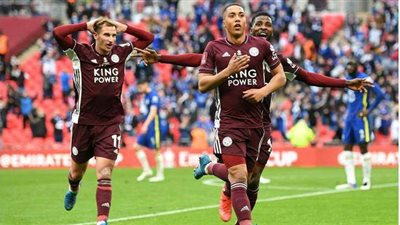 لاعبا ليستر سيتي يحتفلان بالفوز بكأس الاتحاد الإنجليزي برفع علم فلسطين