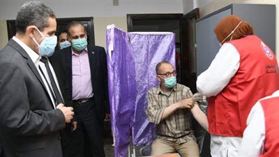 محافظ الغربية: تطعيم ٢٠٠ موظف بالمؤسسات الحكومية بلقاح كورونا