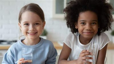 يصيبهم في الطقس الحار.. أعراض الجفاف عند الأطفال