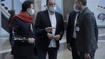 سفير مصر بجنوب أفريقيا يستقبل بعثة الأهلي بالمطار | صور