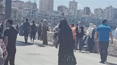 زحام على كورنيش الإسكندرية والأسواق والبنوك | صور