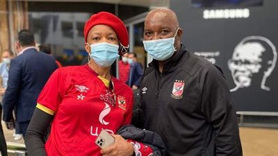 بقميص الأهلي.. زوجة موسيماني تستقبل البعثة فور وصولها لجنوب إفريقيا | صور