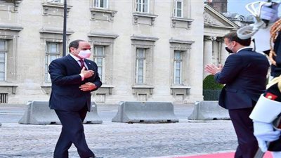 ماكرون يستقبل السيسي بمقر قمة تمويل الاقتصاديات الأفريقية في باريس