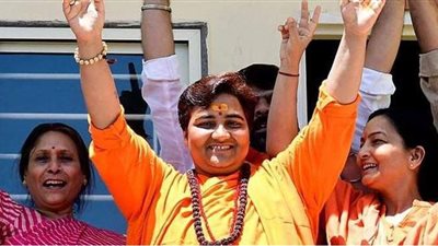 نائبة هندية تشرب بول البقر لحمايتها من كورونا