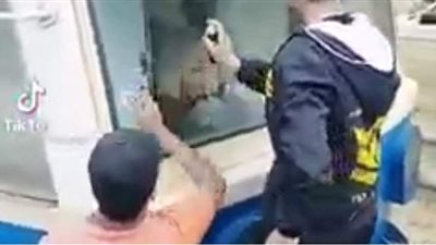 فيديو استهزاء مراهقين بسائق ترام الإسكندرية يثير غضب المواطنين