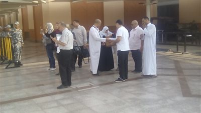 «التنورة» تزف الحجاج فور وصولهم مطار القاهرة «فيديو وصور»