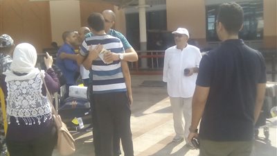 «أحضان ودموع» في استقبال الحجاج بمطار القاهرة (صور)